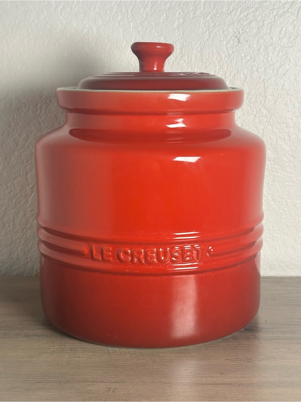 Le Creuset Stoneware Biscuit Cookie Jar Lidded 2.4 L Cerise Cherry Red Container